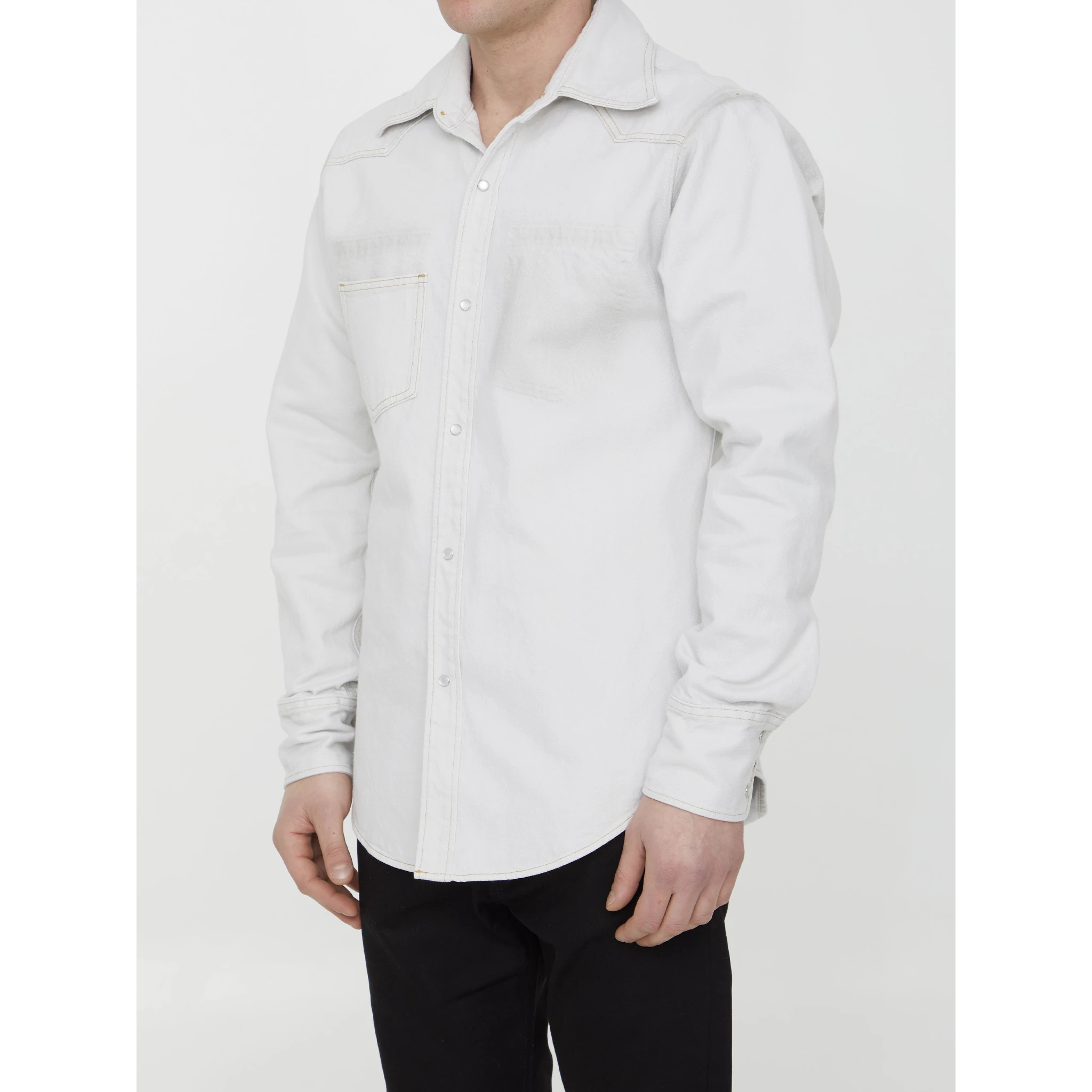 قميص من قماش الدنيم القطني