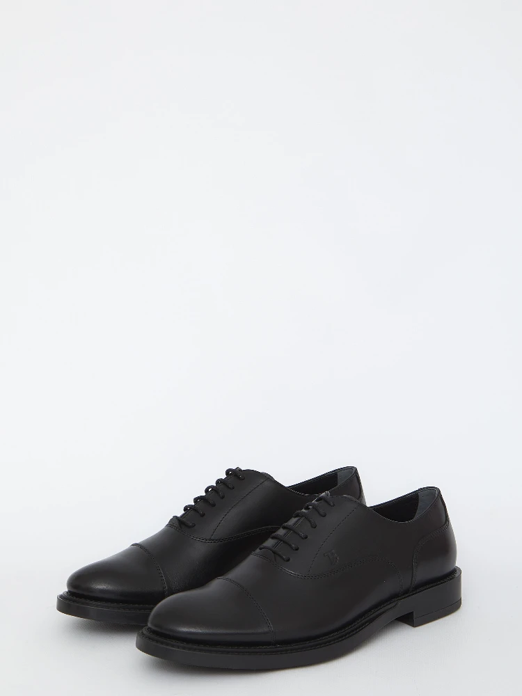 Lace-ups in black leather alternative