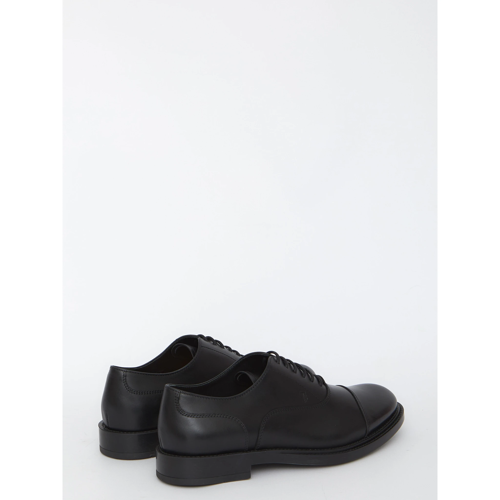 Lace-ups in black leather