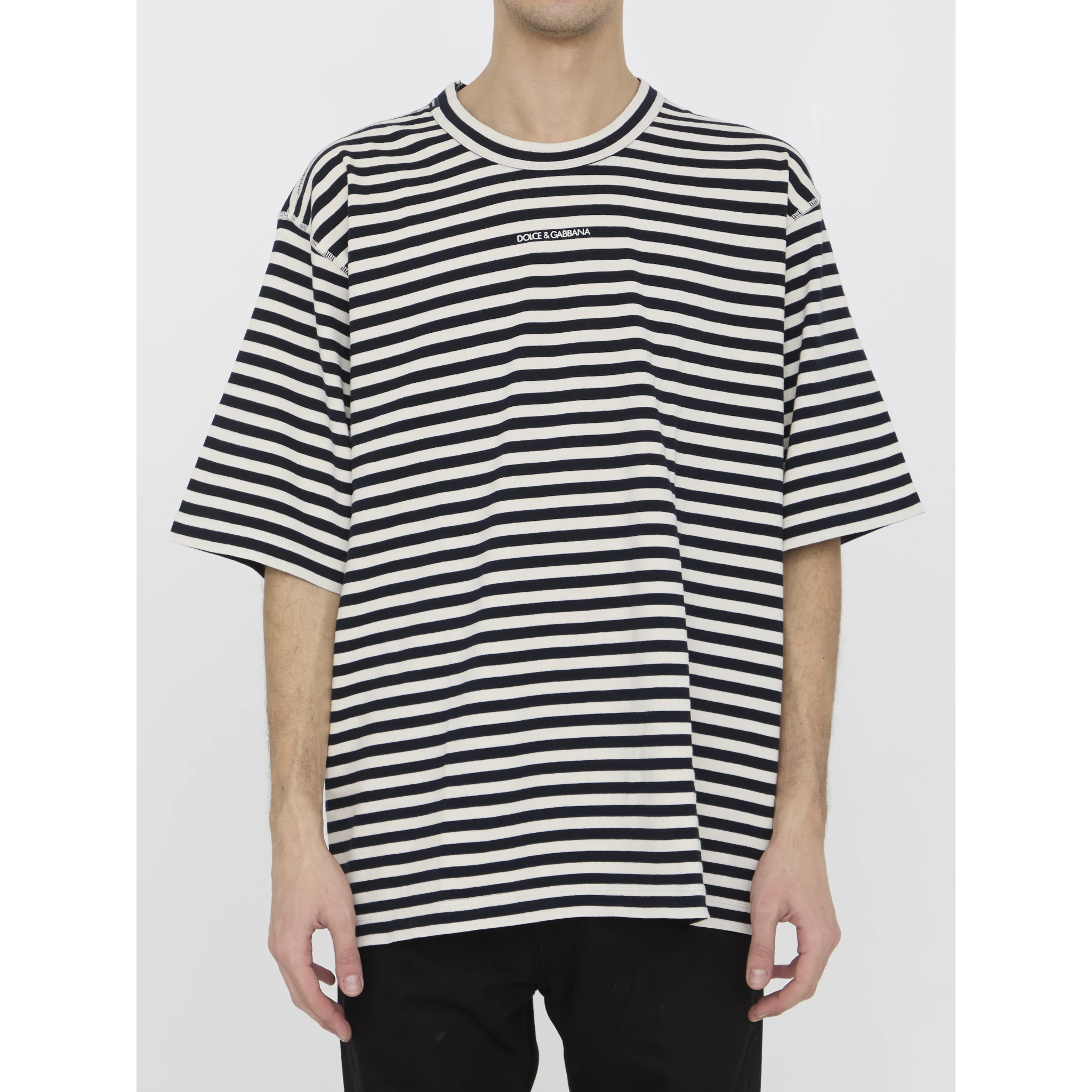 تيشيرت مخطط بأكمام قصيرة ورقبة دائرية وقصة مريحة