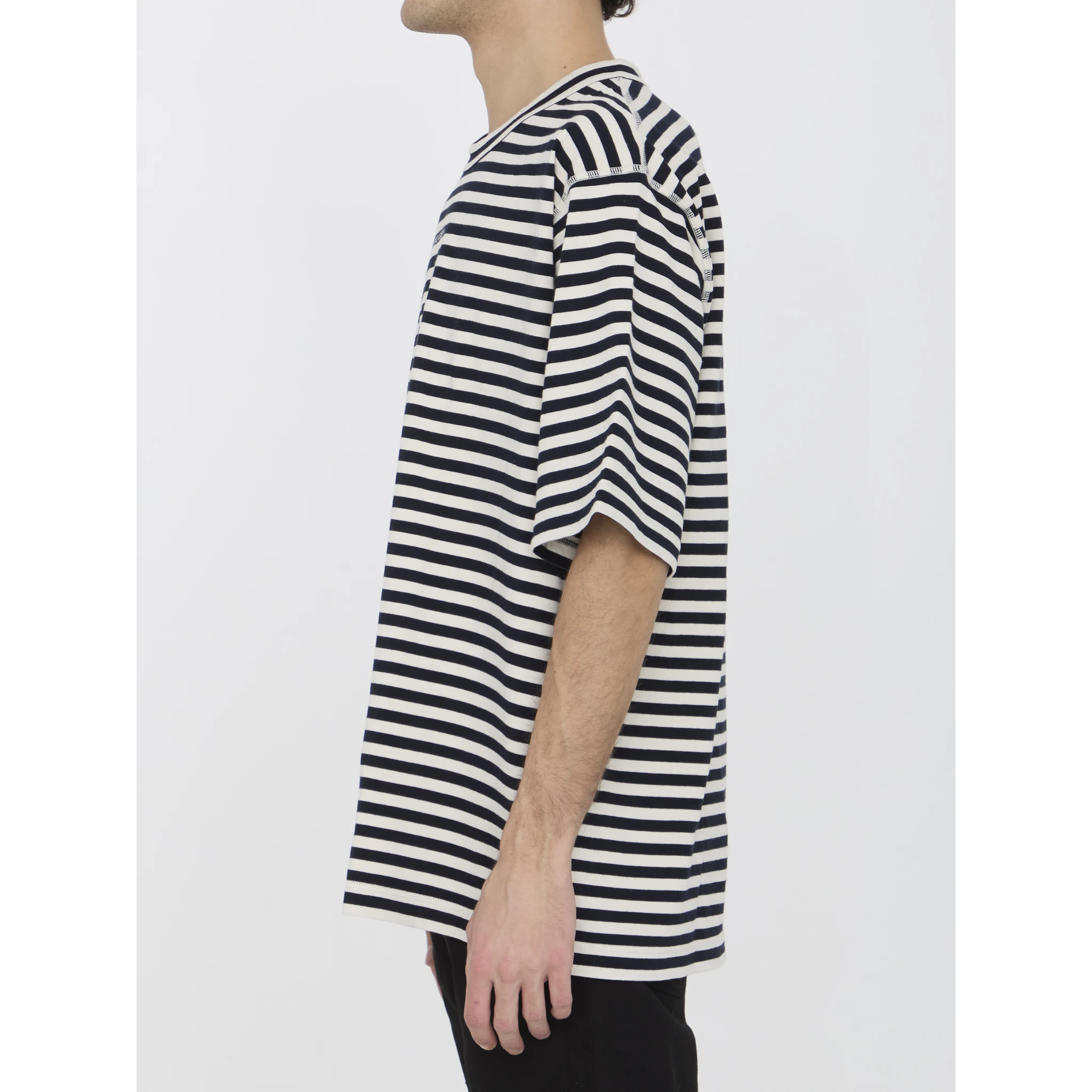 تيشيرت مخطط بأكمام قصيرة ورقبة دائرية وقصة مريحة