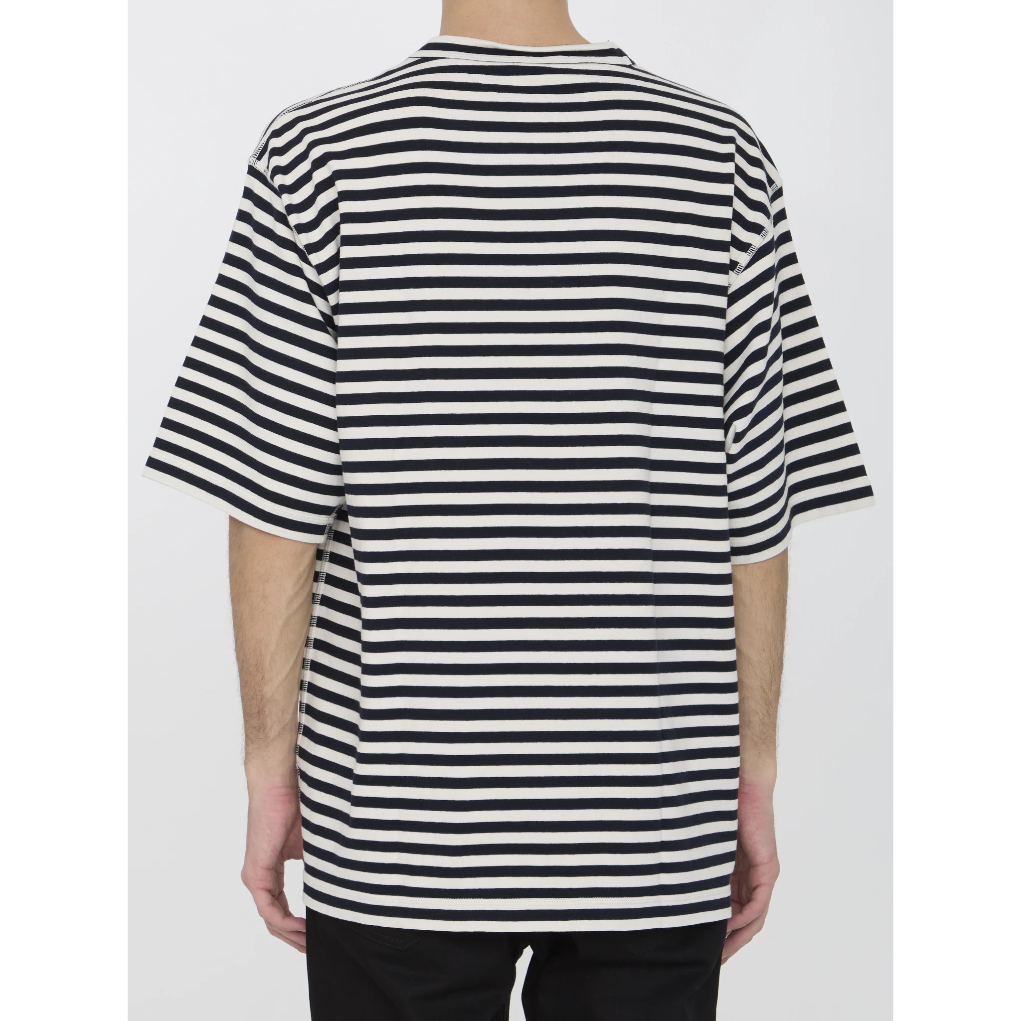 تيشيرت مخطط بأكمام قصيرة ورقبة دائرية وقصة مريحة