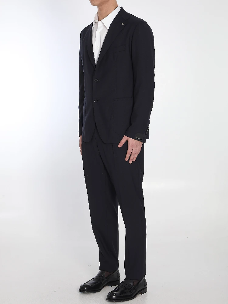 Two-piece suit in wool and silk blend alternative