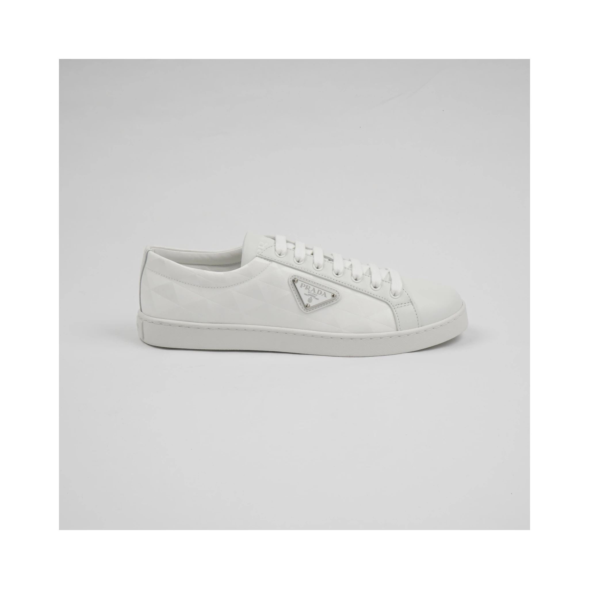 حذاء رياضي أبيض من برادا