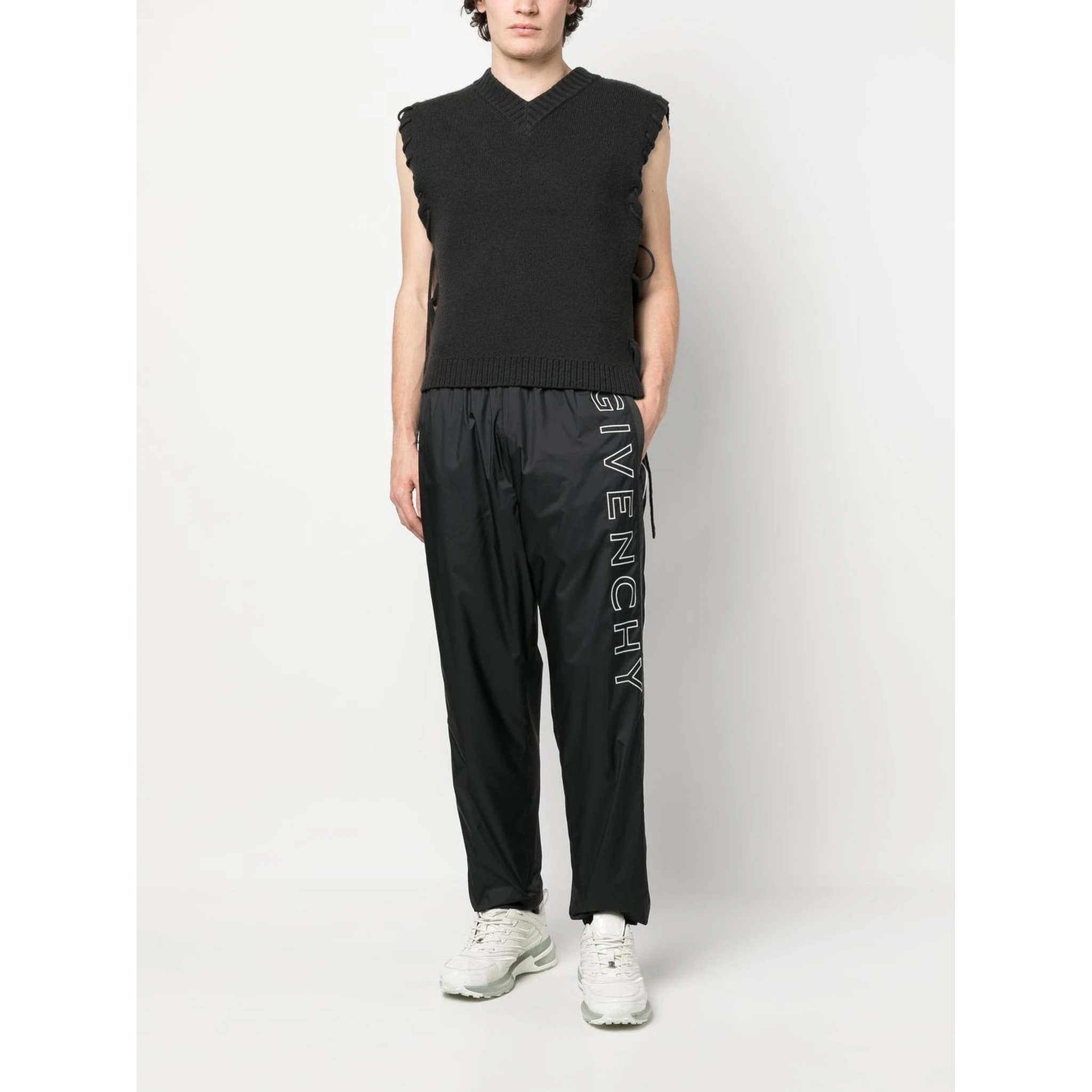 بنطال رياضي من جيفنشي بتفاصيل شعار مطرز