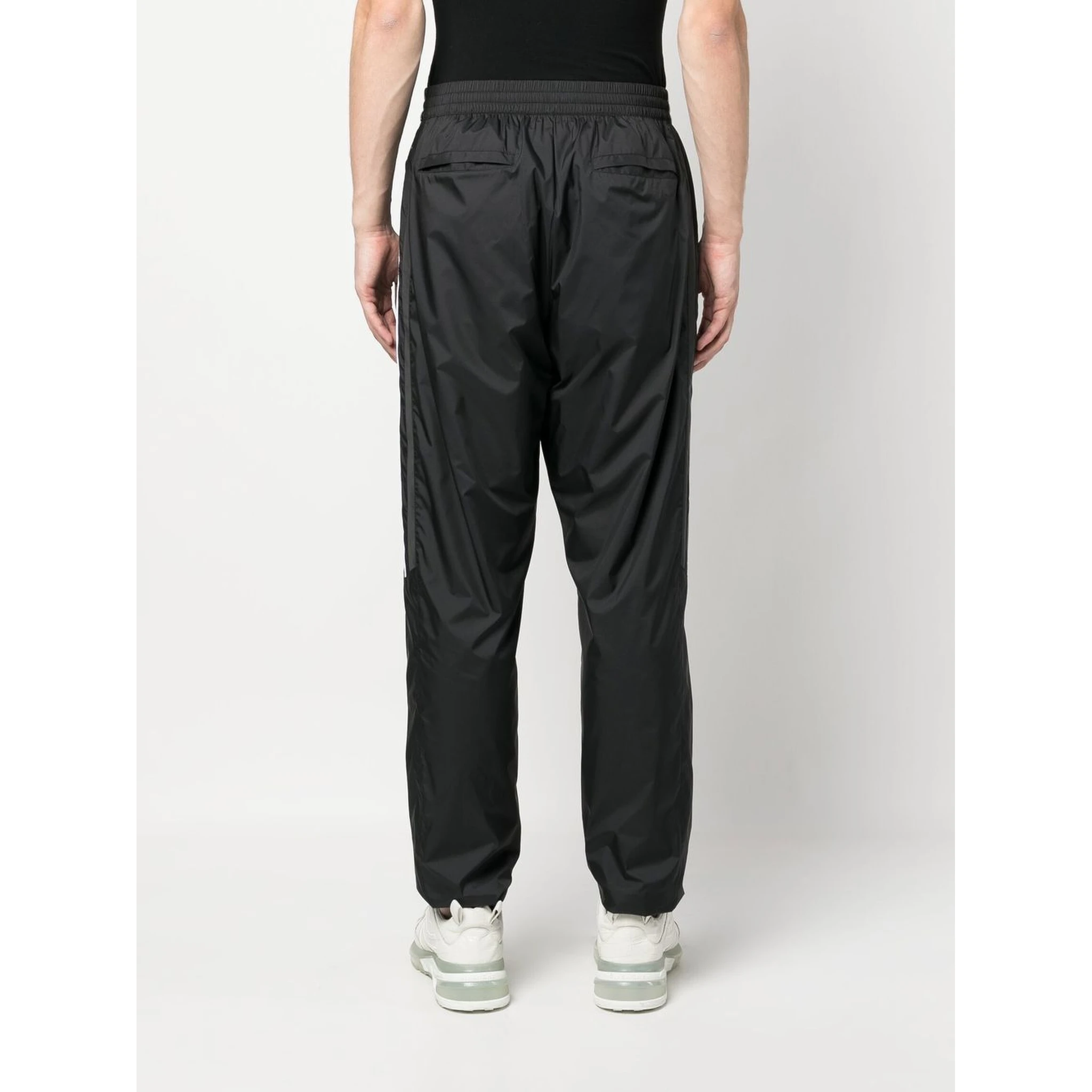 بنطال رياضي من جيفنشي بتفاصيل شعار مطرز