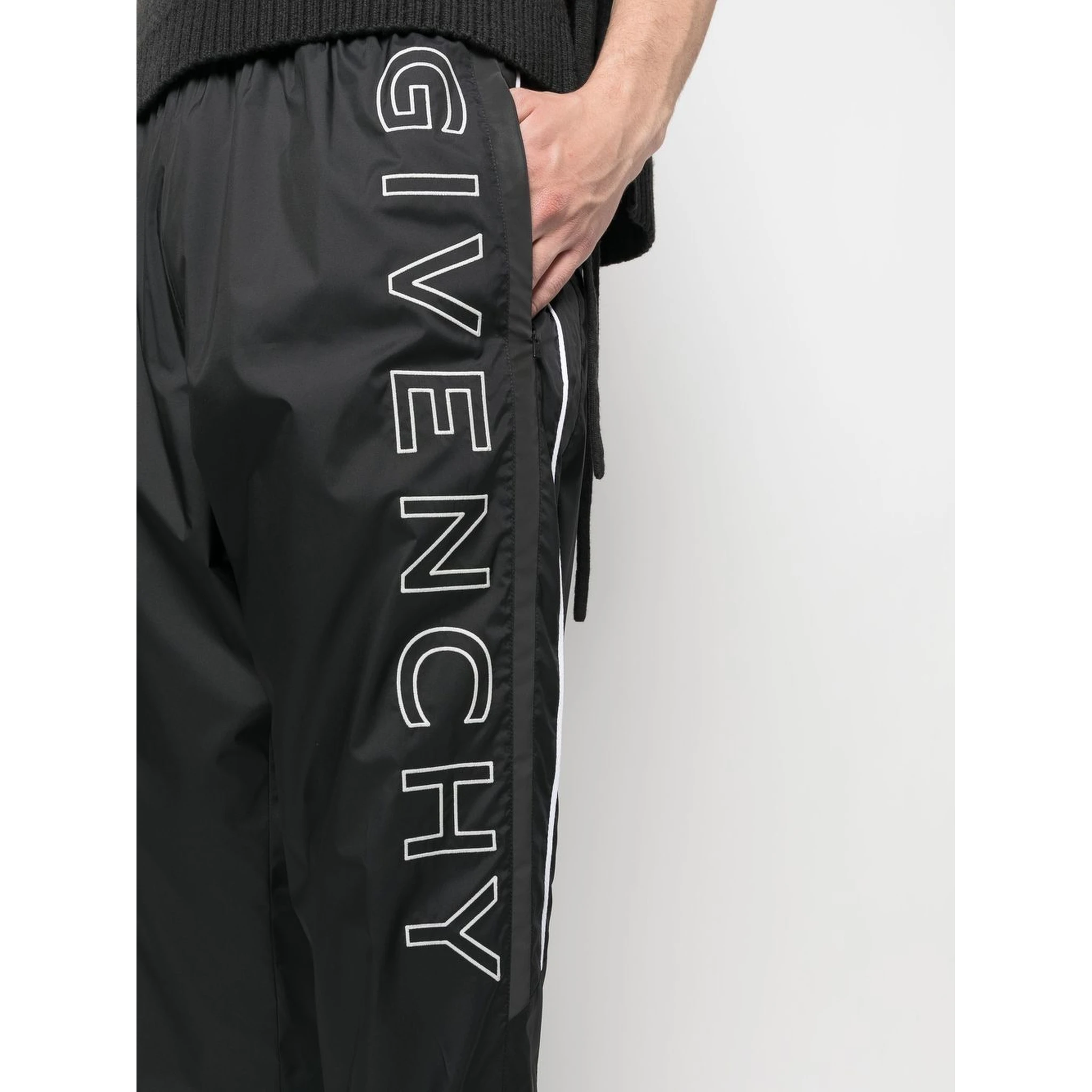 بنطال رياضي من جيفنشي بتفاصيل شعار مطرز