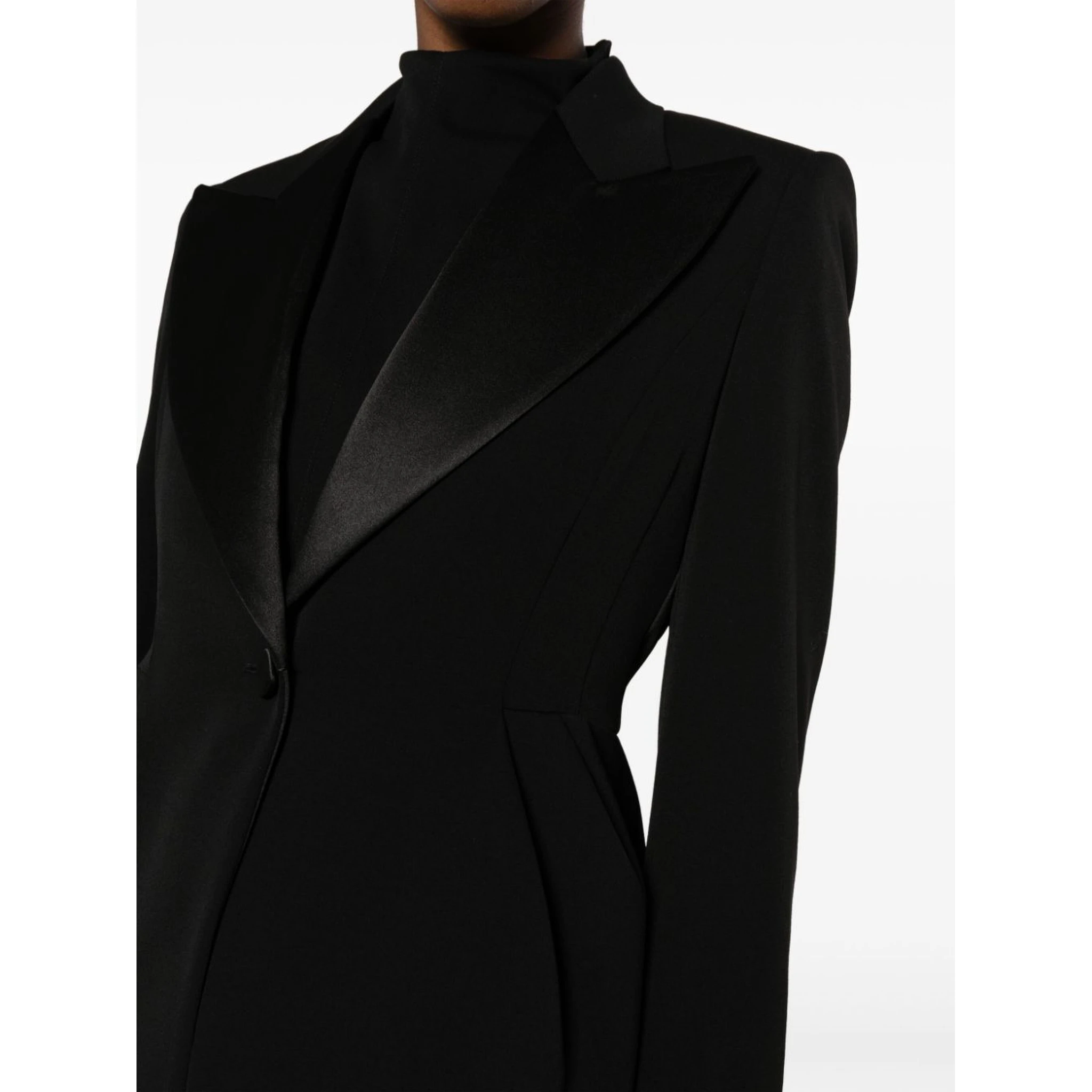 Buttoned Long-sleeved Blazer