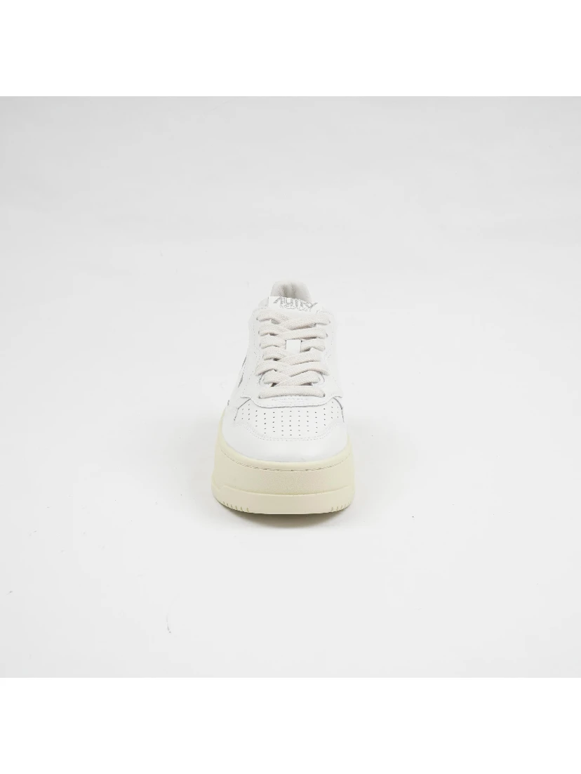 Medalist sneaker