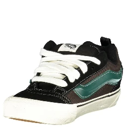 حذاء رياضي أسود من البوليستر