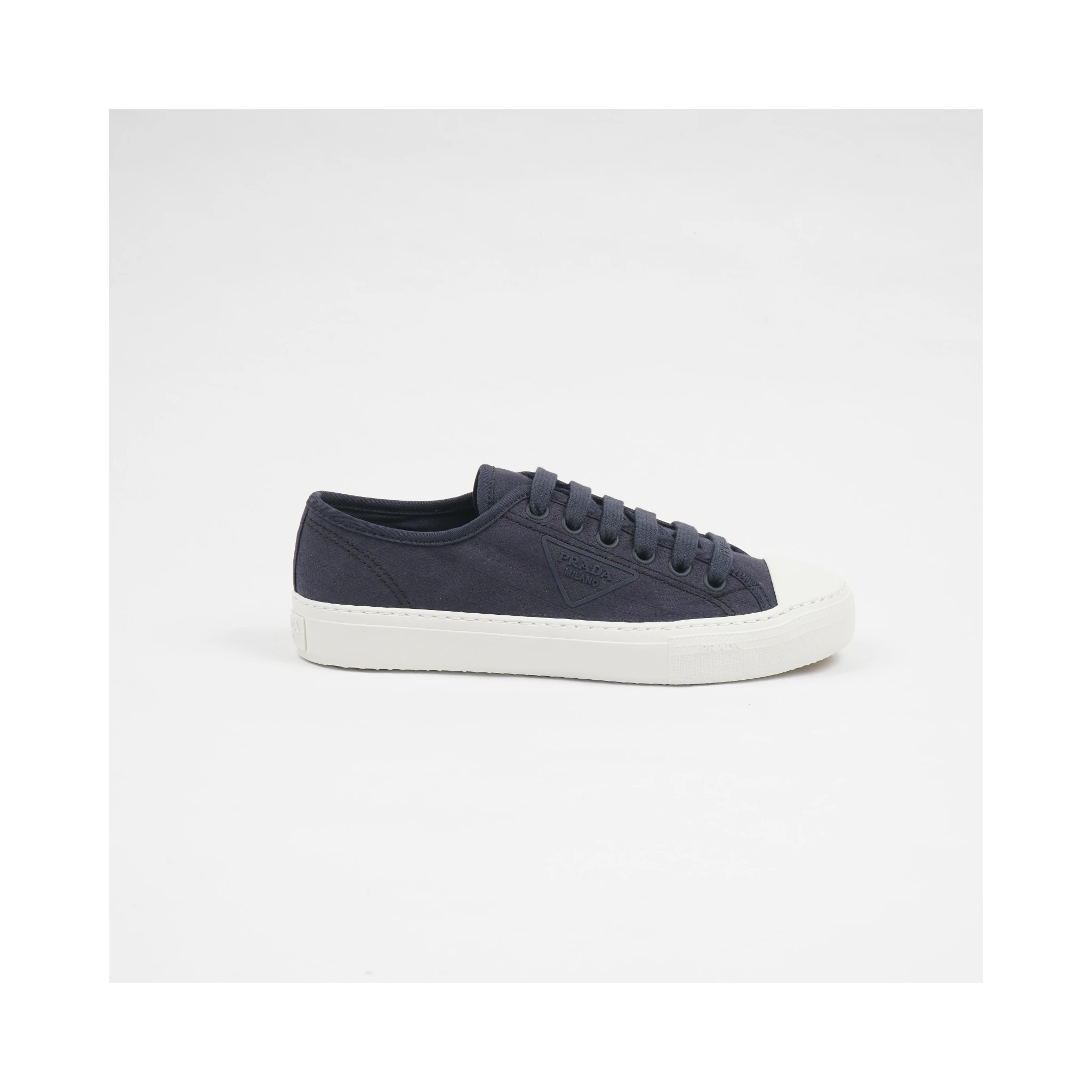 أحذية رياضية برباط