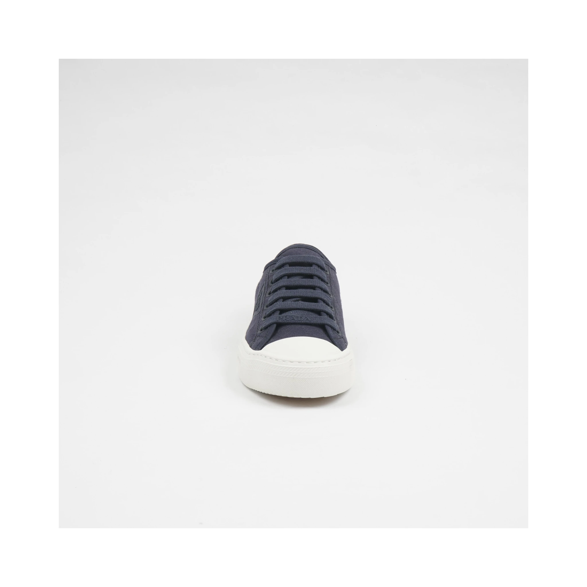 أحذية رياضية برباط