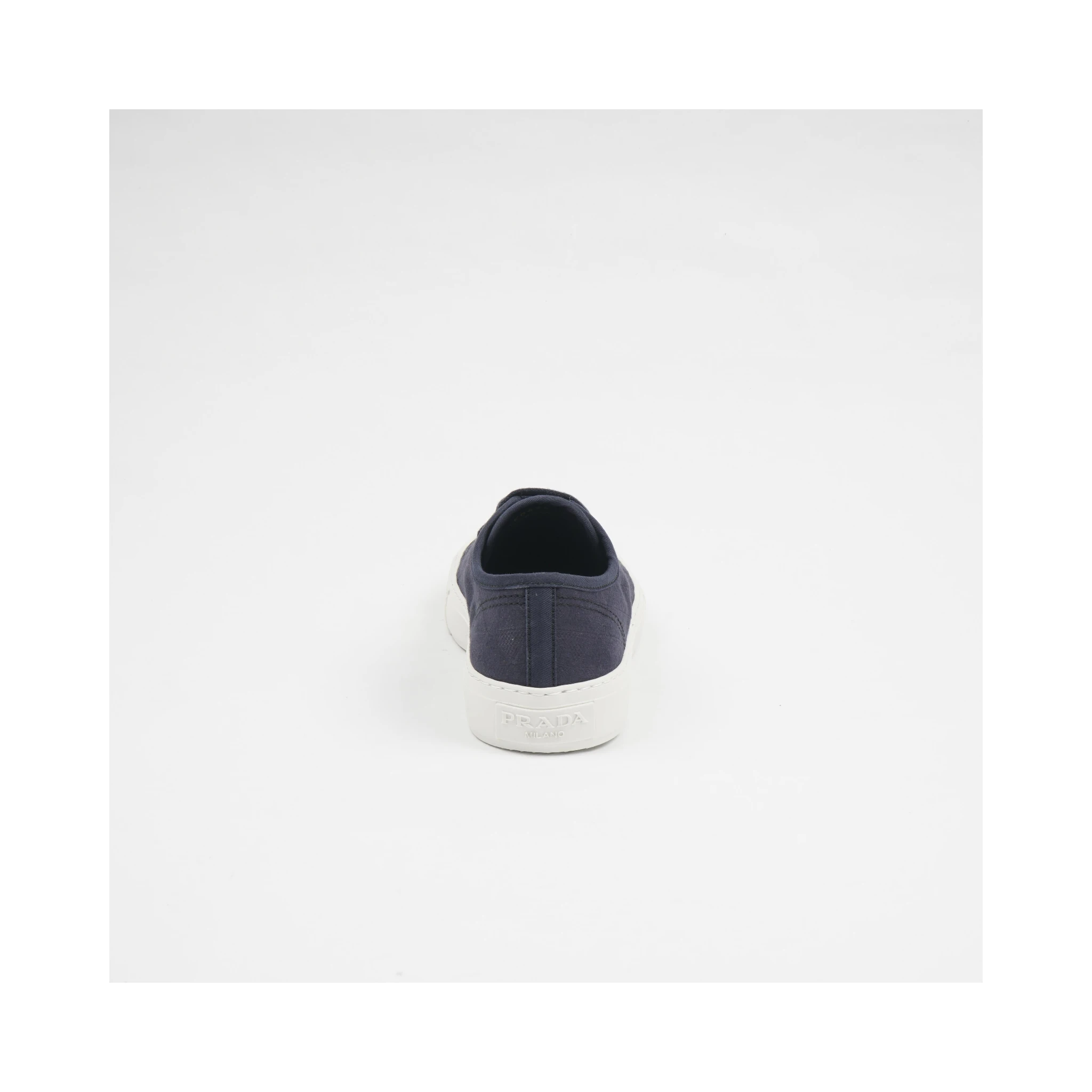 أحذية رياضية برباط