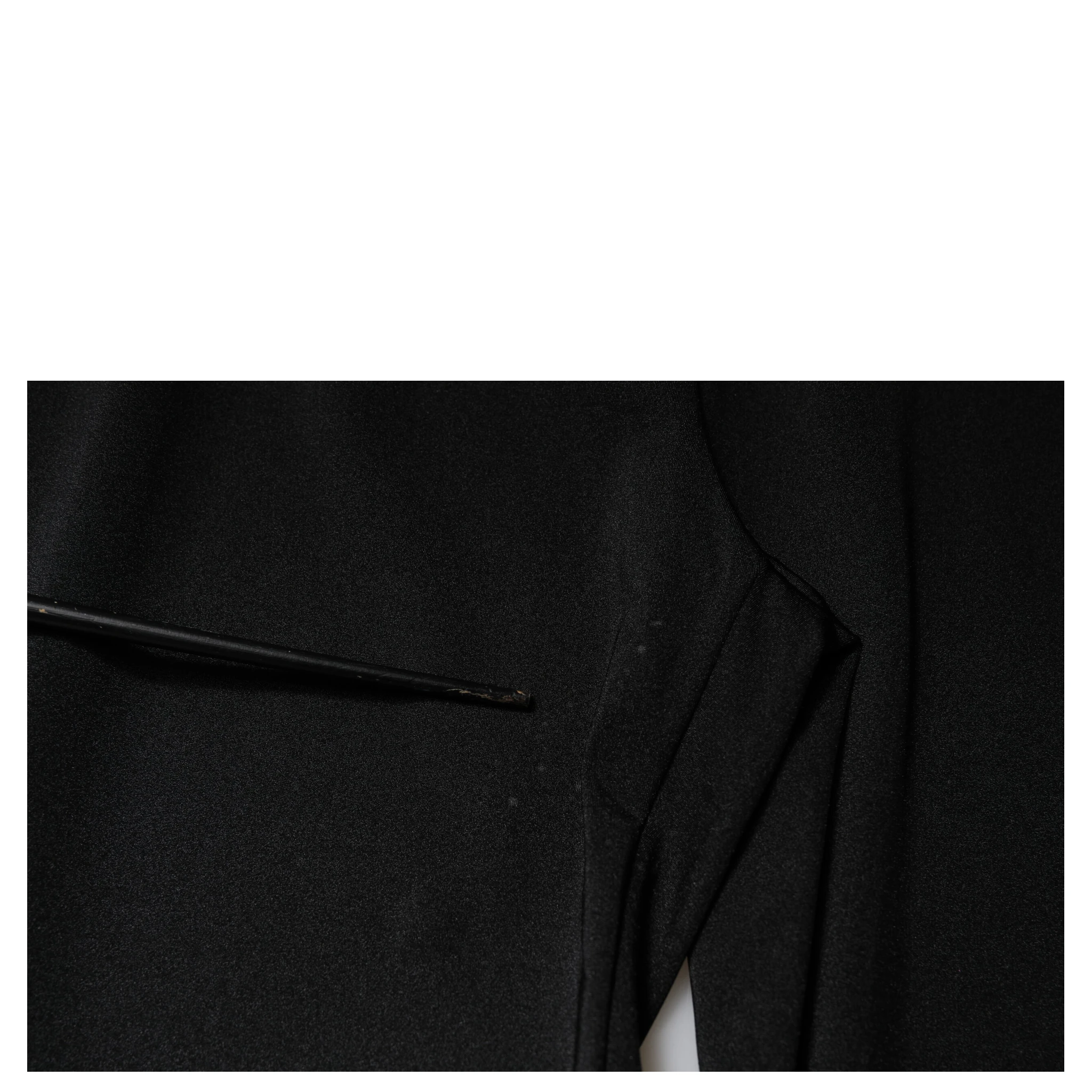 بنطال أسود من النايلون عالي الخصر بقصة ضيقة