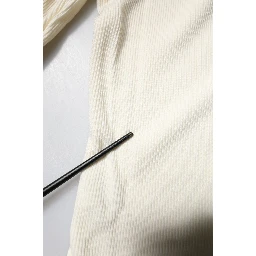 كنزة صوفية ضيقة بأكمام طويلة وياقة عالية باللون الكريمي