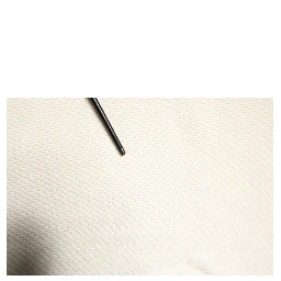 كنزة صوفية ضيقة بأكمام طويلة وياقة عالية باللون الكريمي