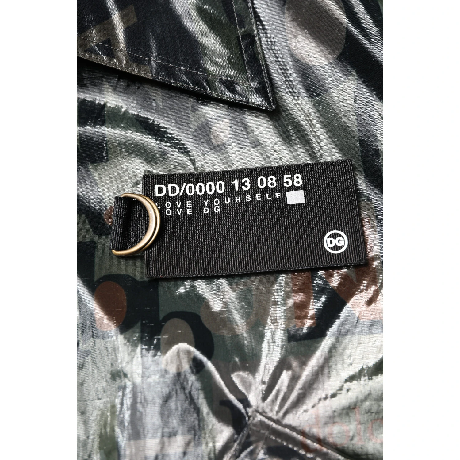 جاكيت بومبر أخضر بسحاب كامل مطبوع عليه شعار DG