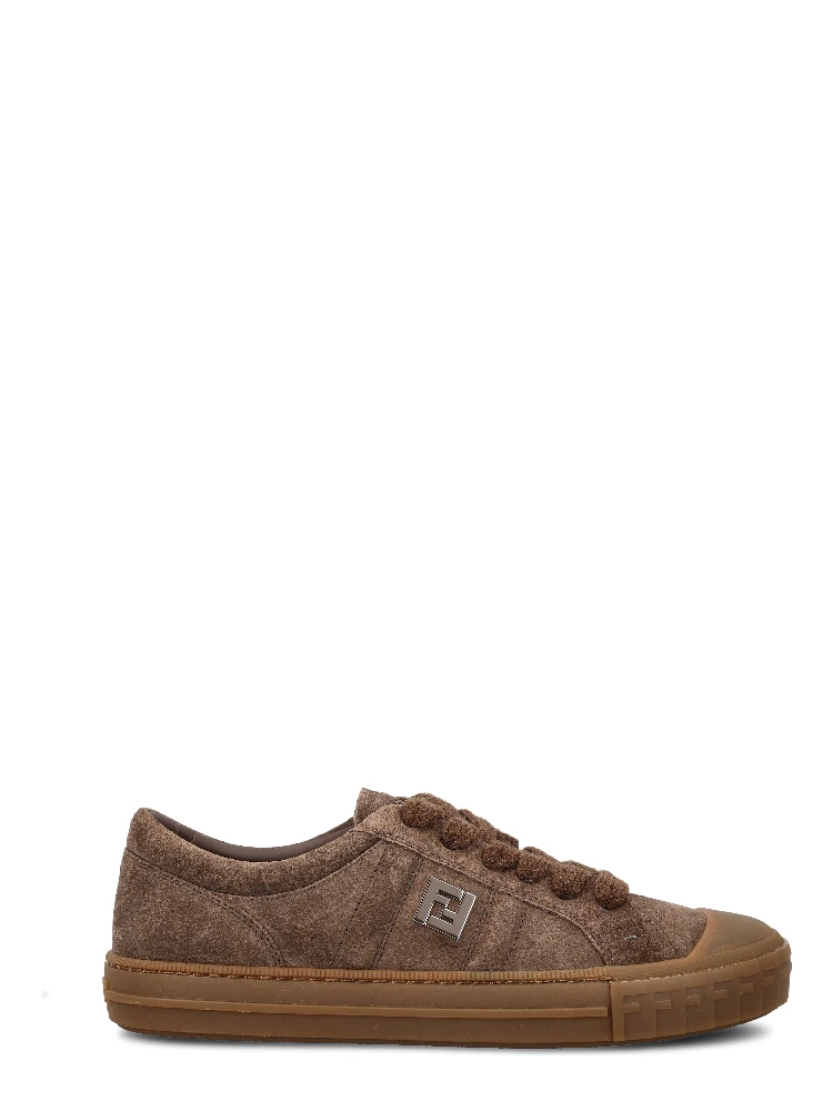 أحذية رياضية بشعار دومينو