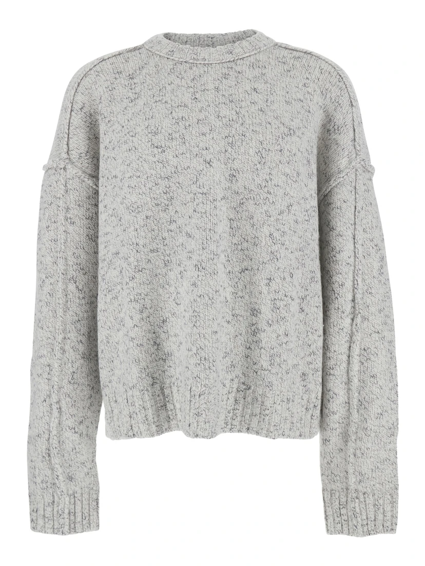 كنزة صوفية رمادية برقبة دائرية وأكتاف منسدلة للرجال