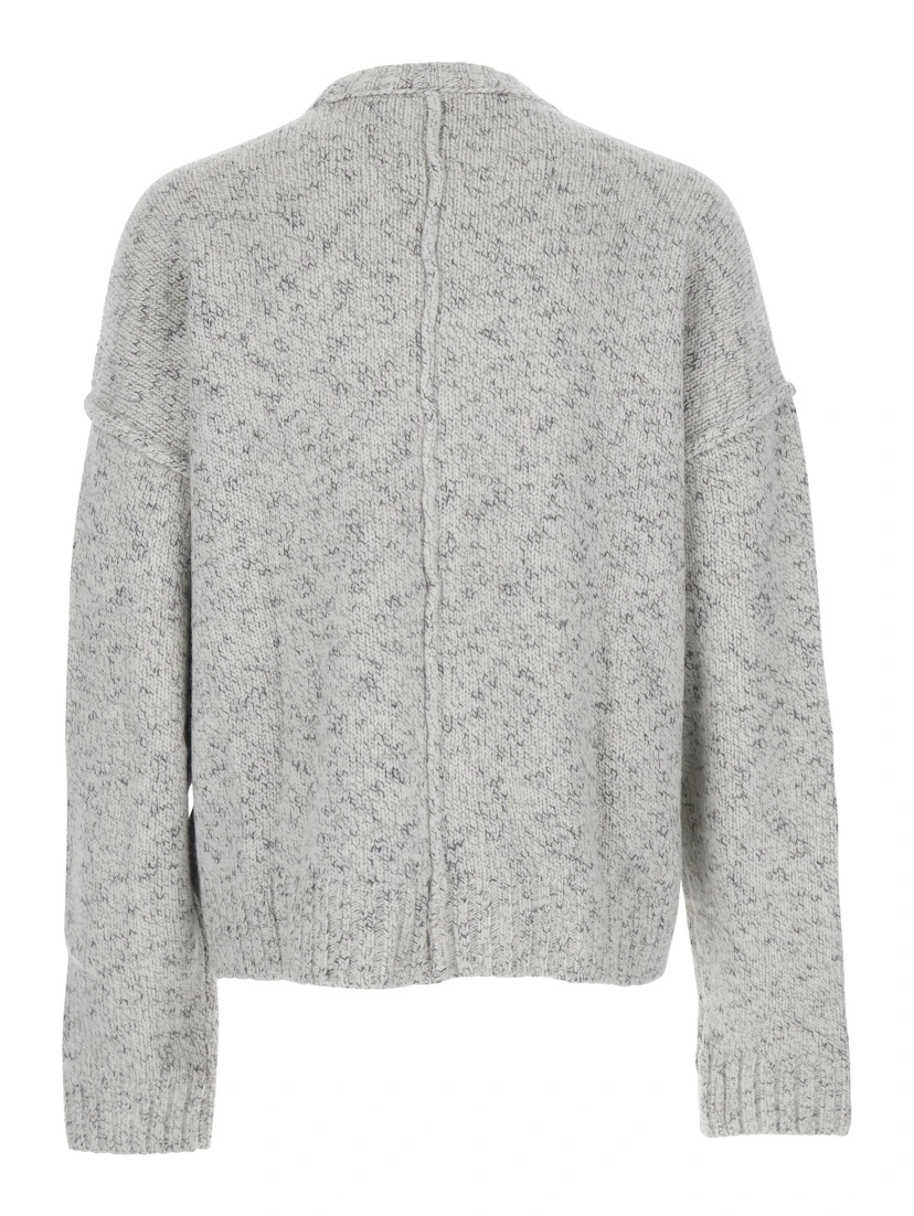 كنزة صوفية رمادية برقبة دائرية وأكتاف منسدلة للرجال