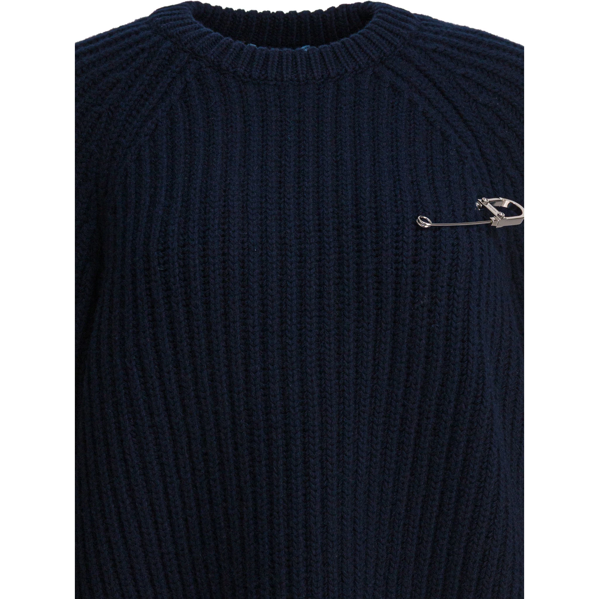 Wool knitwear with pin