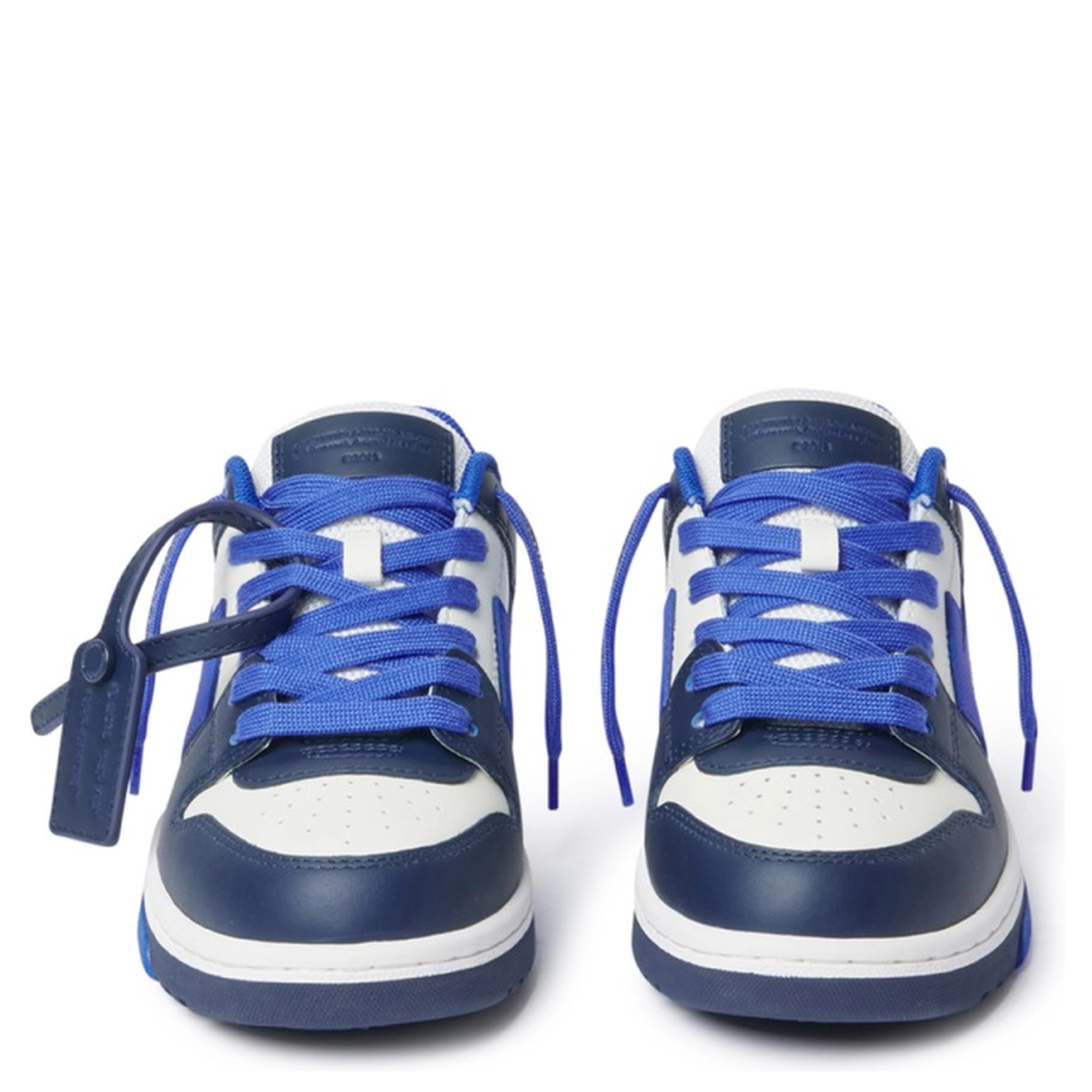 SNEAKER WITH TAG