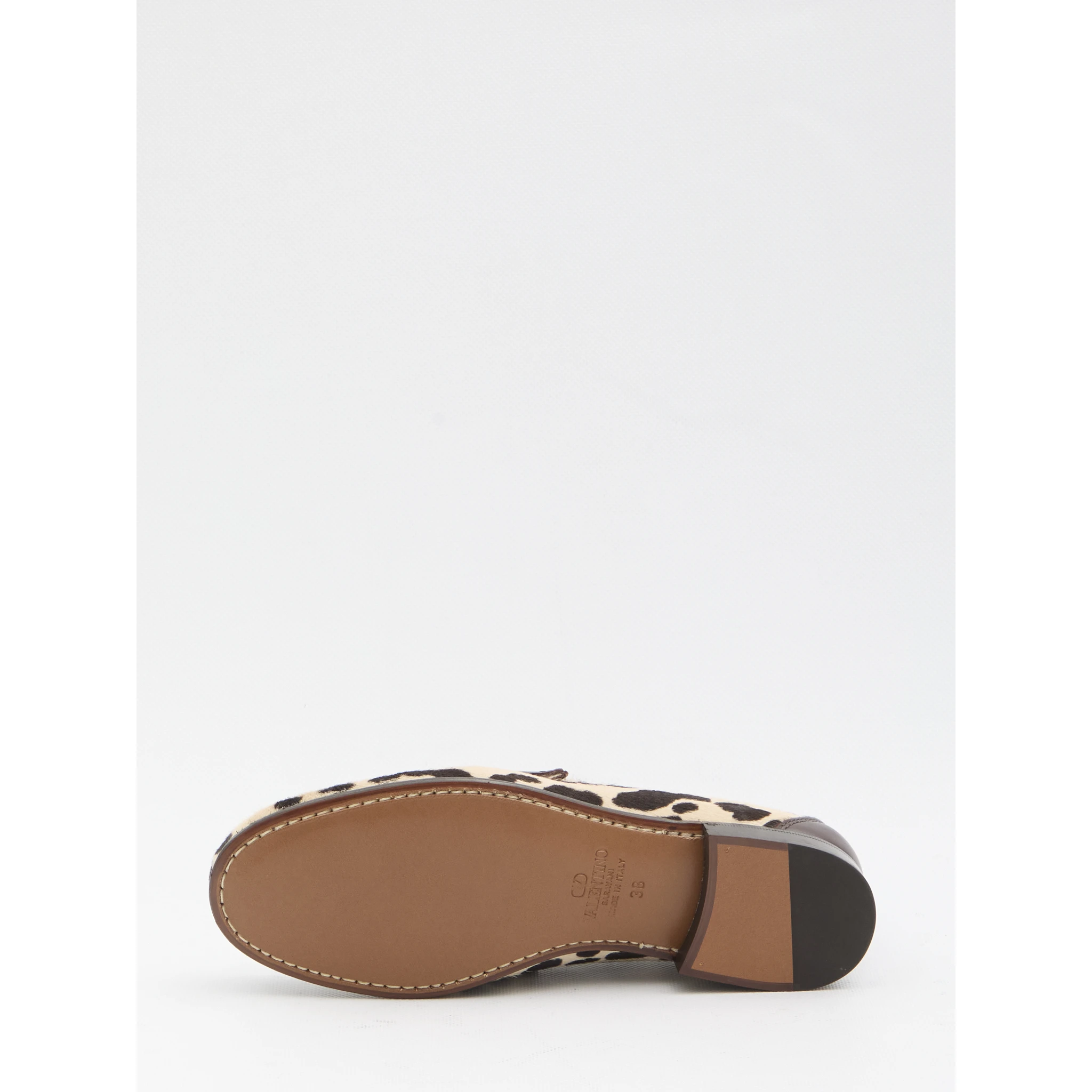 أحذية لوفر بشعار VLogo المميز