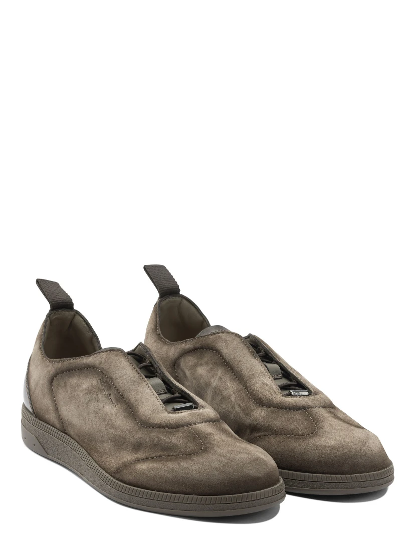 Sneaker with elastic laces
