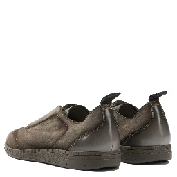 Sneaker with elastic laces