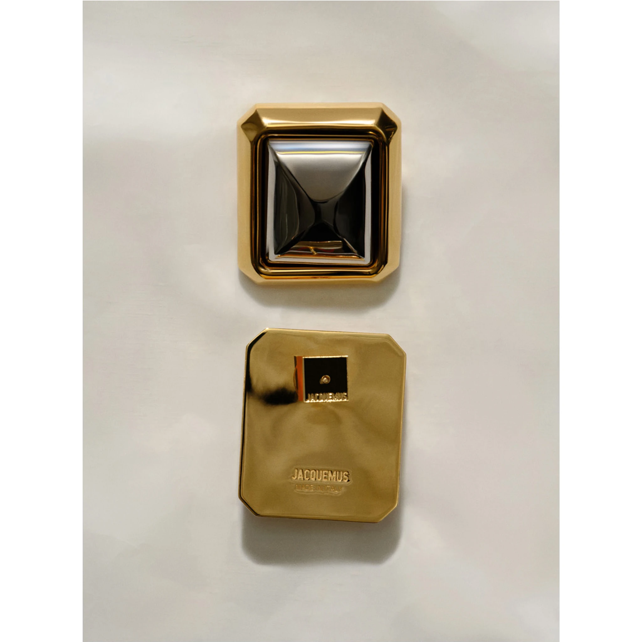 Les Pendants Carre Metallic Earings with Rear Closure and Square Design in Brass Woman