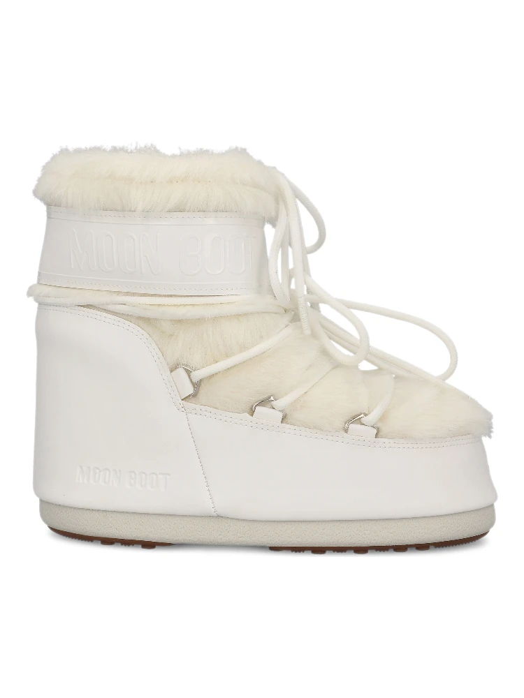 Low boot in white faux