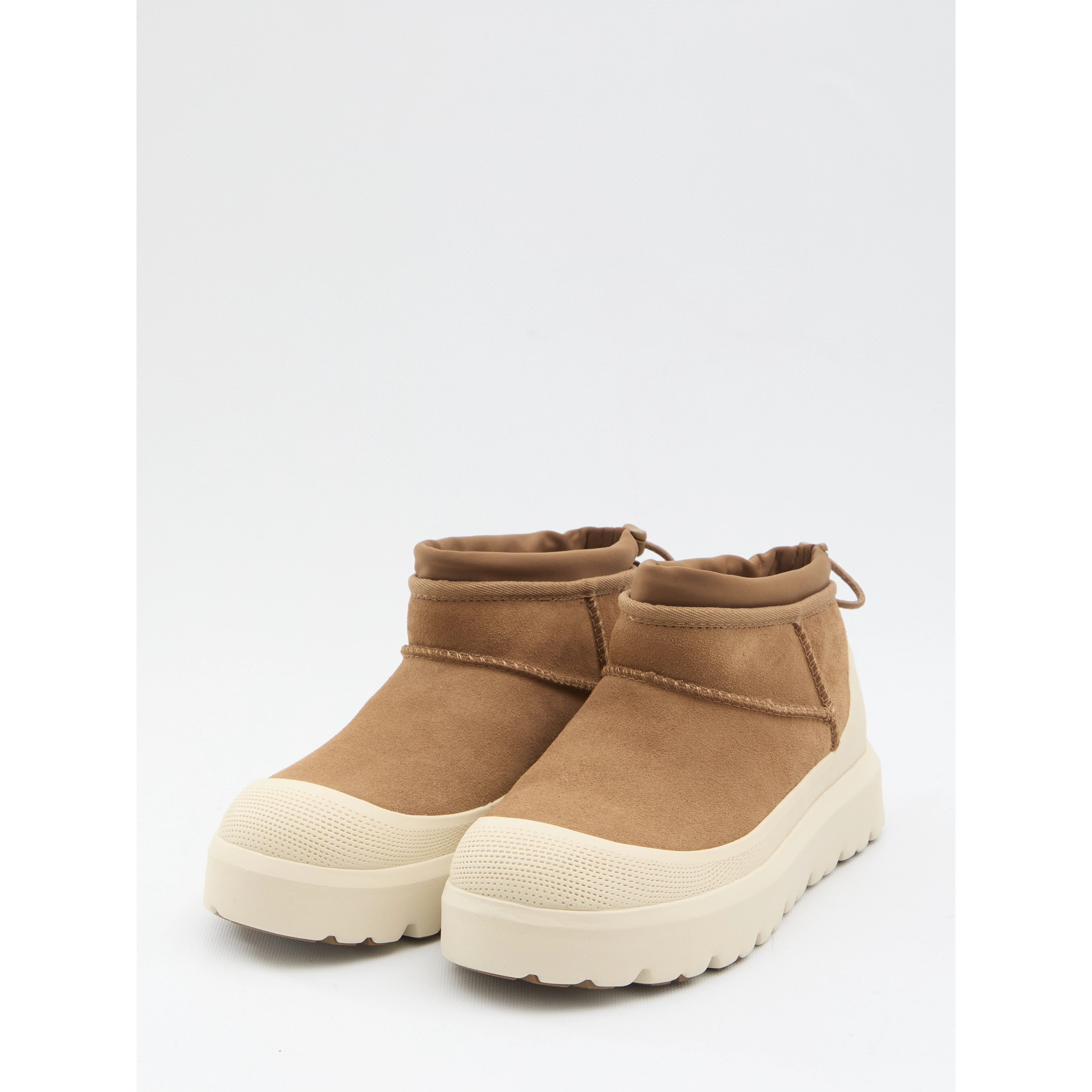 حذاء Ugg كلاسيكي صغير الحجم مناسب لجميع الأحوال الجوية