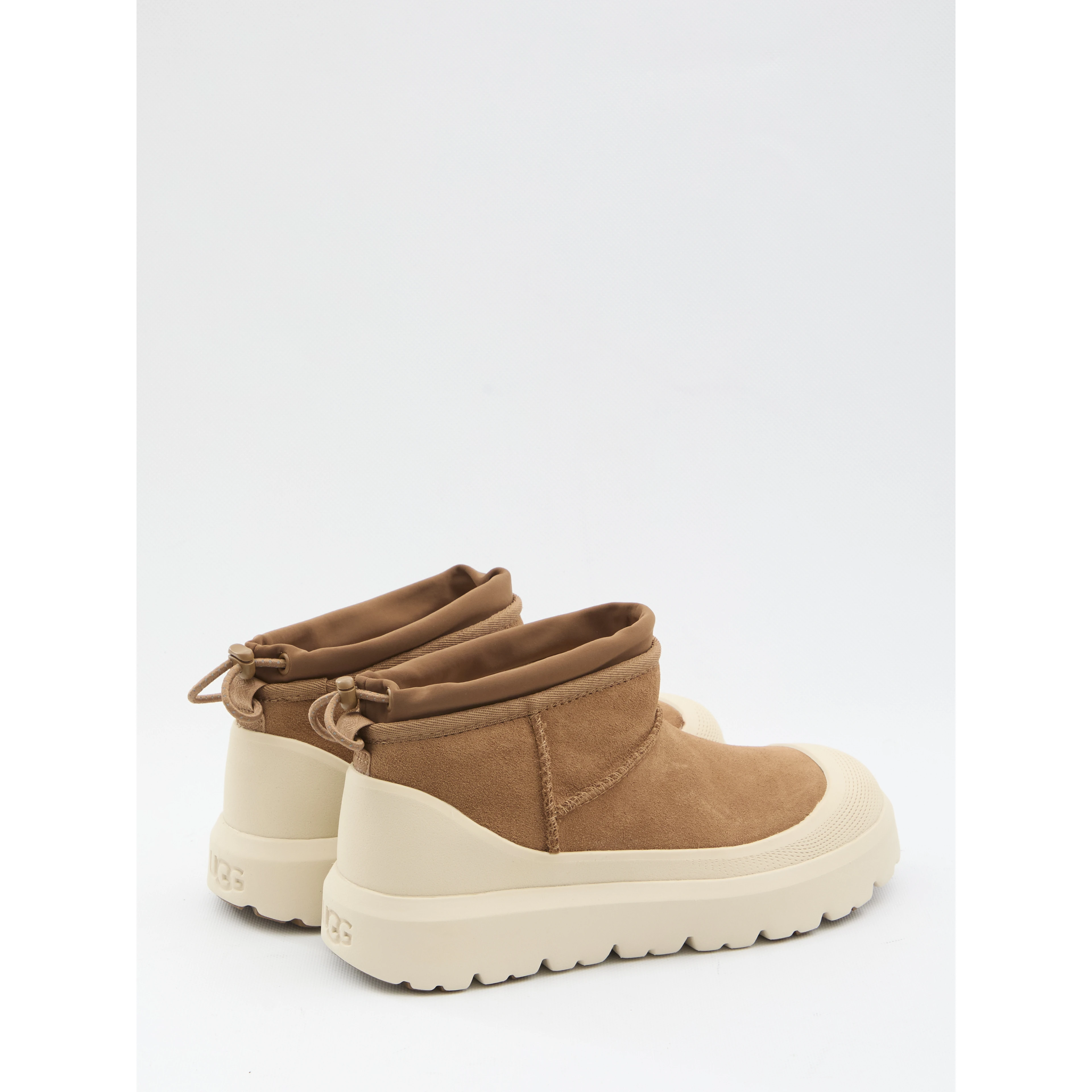 حذاء Ugg كلاسيكي صغير الحجم مناسب لجميع الأحوال الجوية