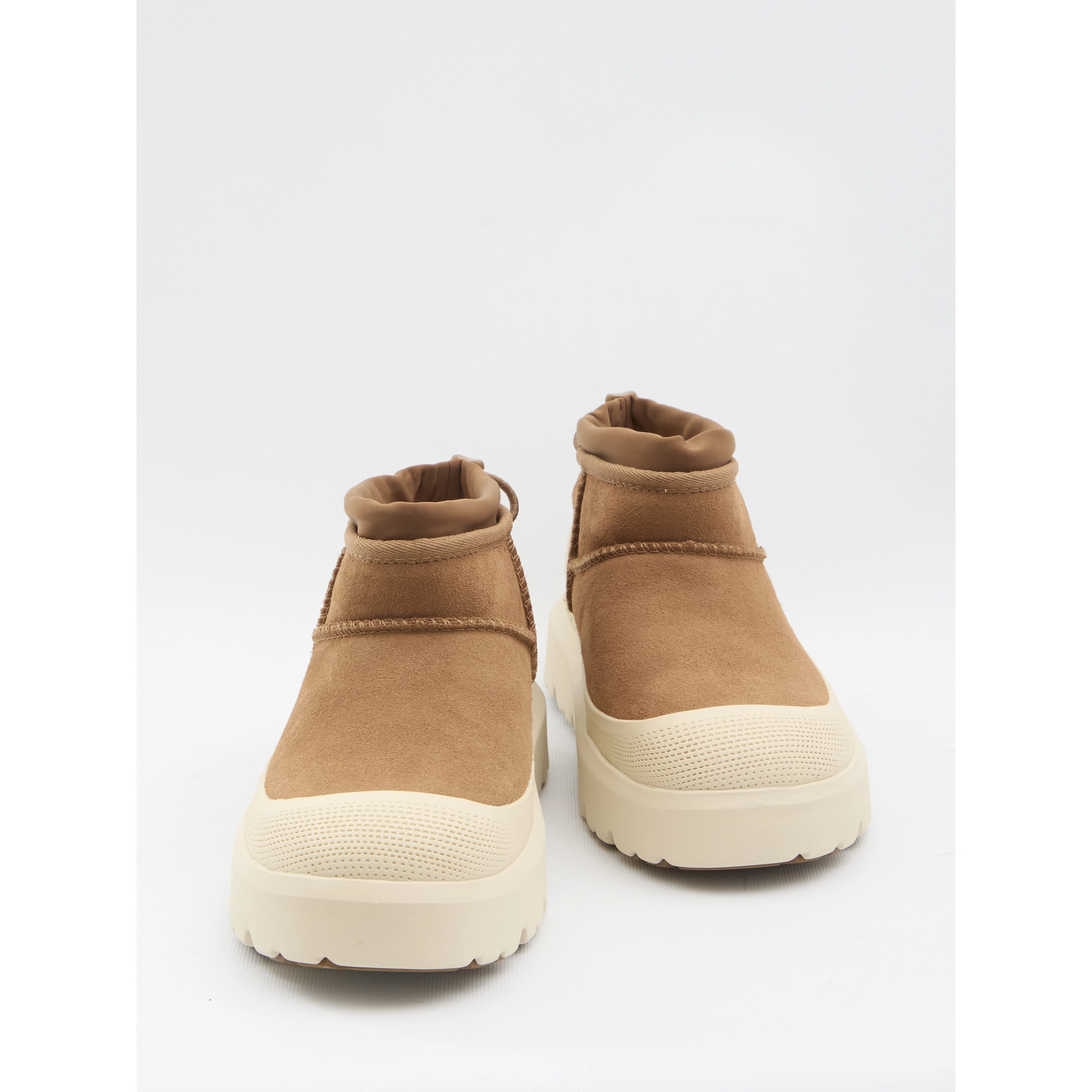 حذاء Ugg كلاسيكي صغير الحجم مناسب لجميع الأحوال الجوية