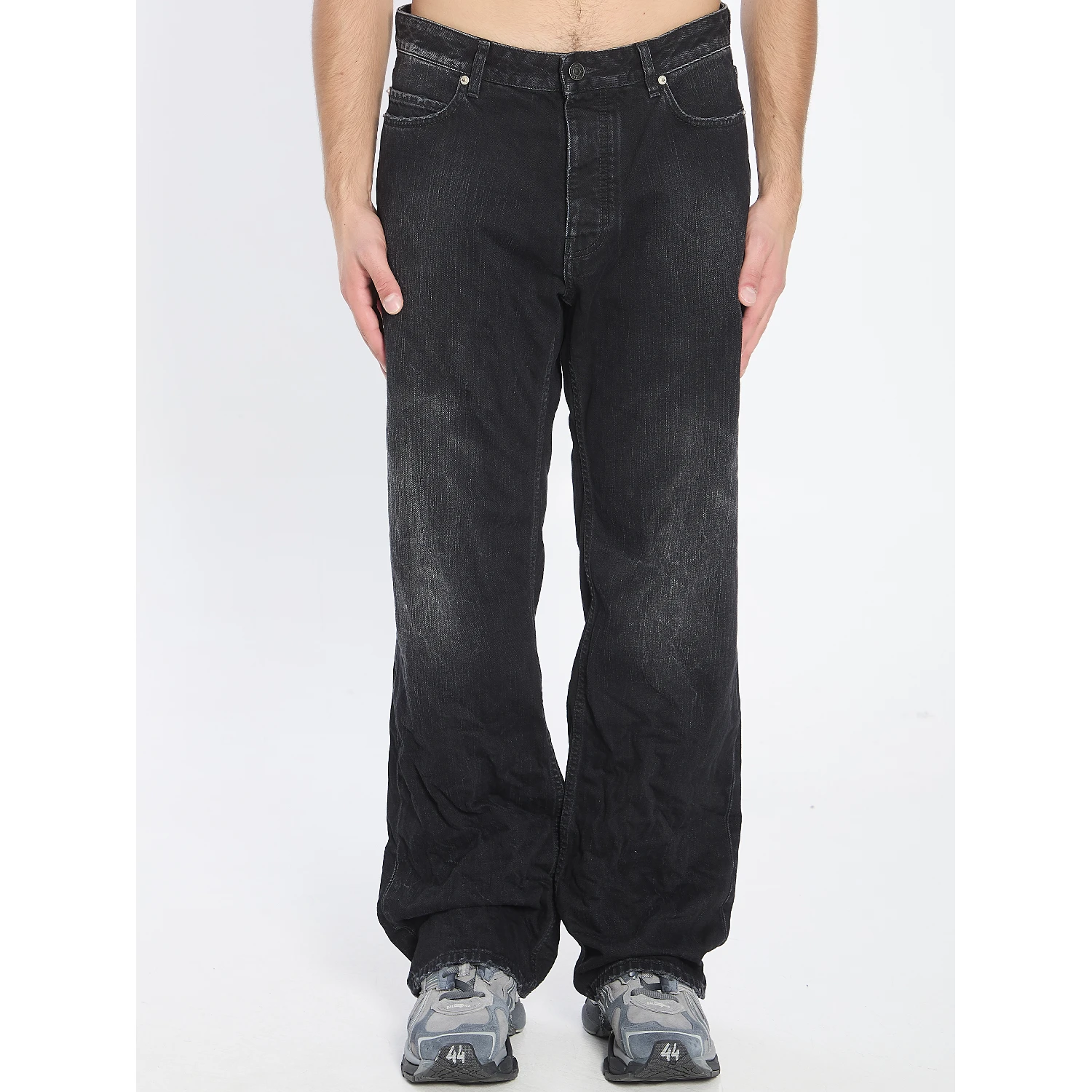 Distressed relaxed jeans