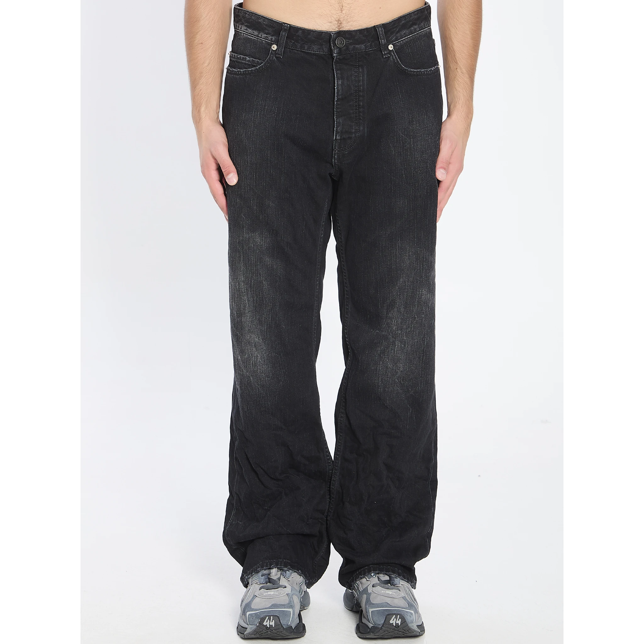 Distressed relaxed jeans