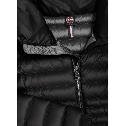 معطف بياقة عالية من الريش بلون بوربورا