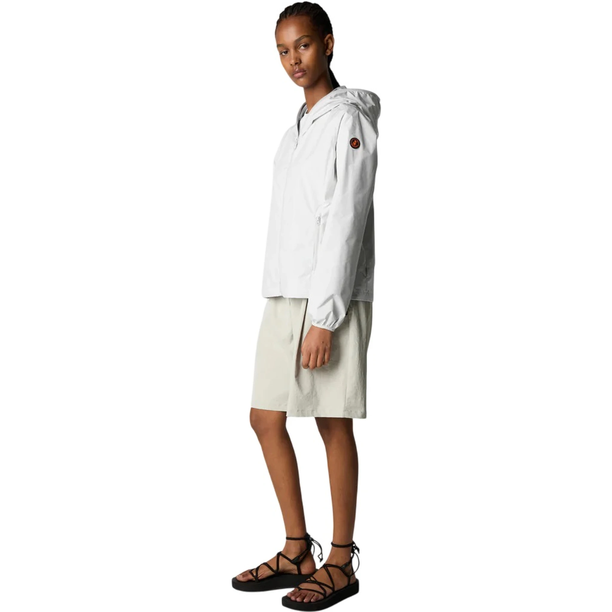 أنقذوا البطة ذات المعاطف البيضاء