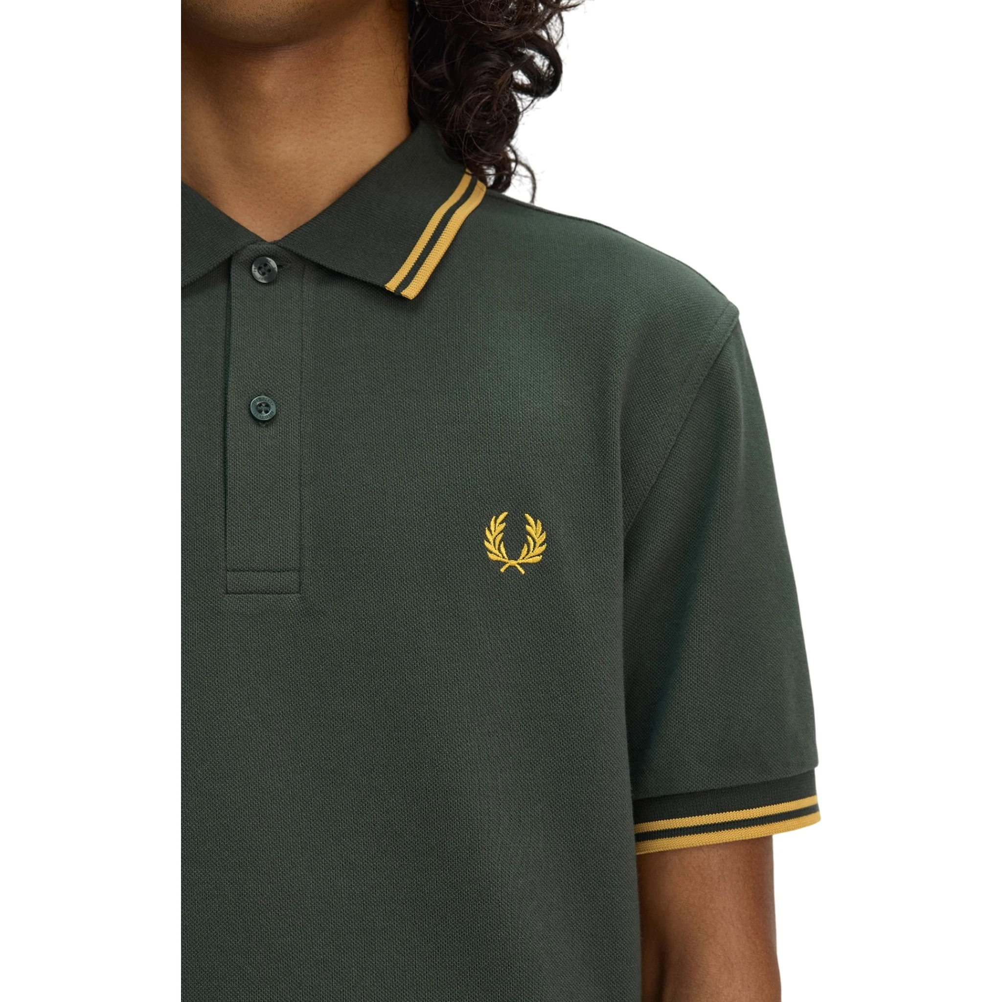 تيشيرتات وبولو من فريد بيري باللون الأخضر