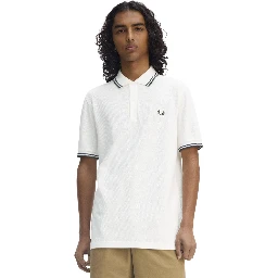 تيشيرتات وبولو بيضاء من فريد بيري