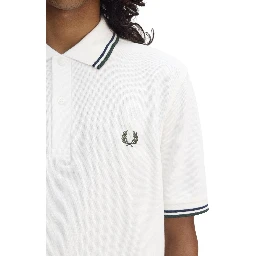 تيشيرتات وبولو بيضاء من فريد بيري