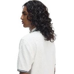 تيشيرتات وبولو بيضاء من فريد بيري