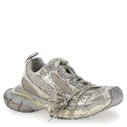 حذاء رياضي نسائي منخفض الرقبة معدني مقاس 3XL بتفاصيل شعار من قماش تقني