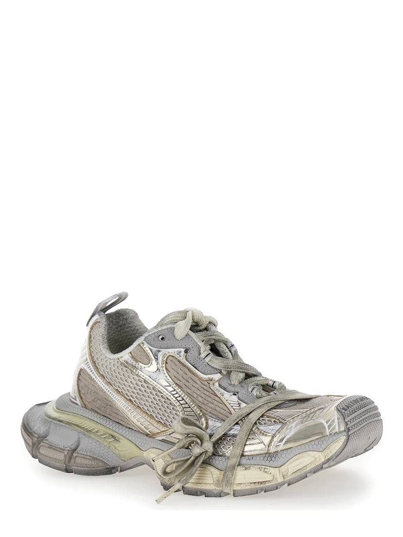 حذاء رياضي نسائي منخفض الرقبة معدني مقاس 3XL بتفاصيل شعار من قماش تقني