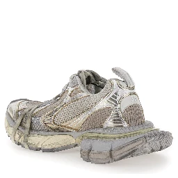 حذاء رياضي نسائي منخفض الرقبة معدني مقاس 3XL بتفاصيل شعار من قماش تقني