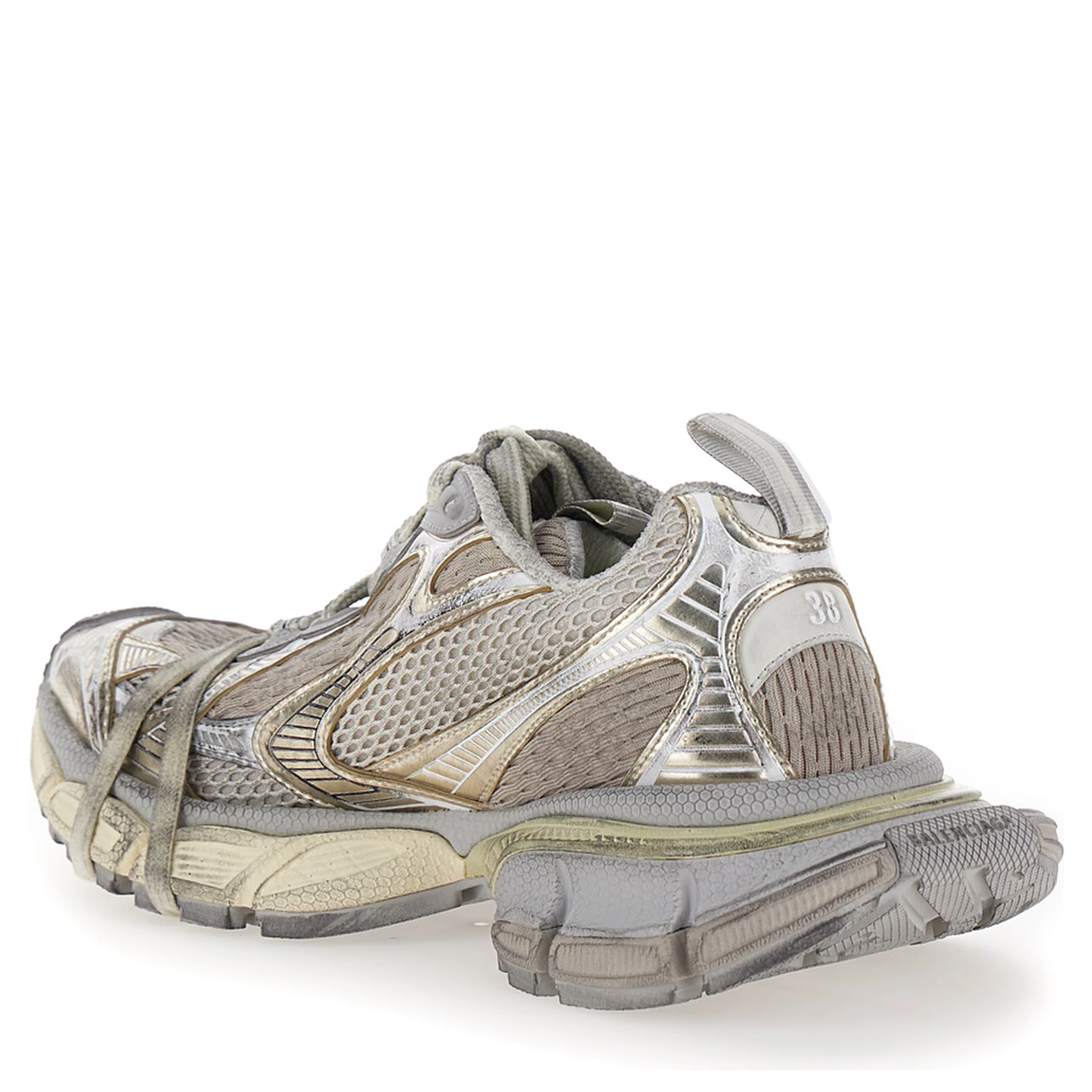 حذاء رياضي نسائي منخفض الرقبة معدني مقاس 3XL بتفاصيل شعار من قماش تقني