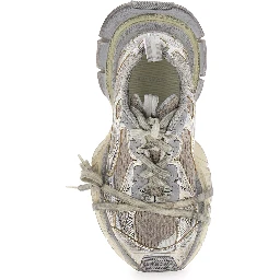 حذاء رياضي نسائي منخفض الرقبة معدني مقاس 3XL بتفاصيل شعار من قماش تقني