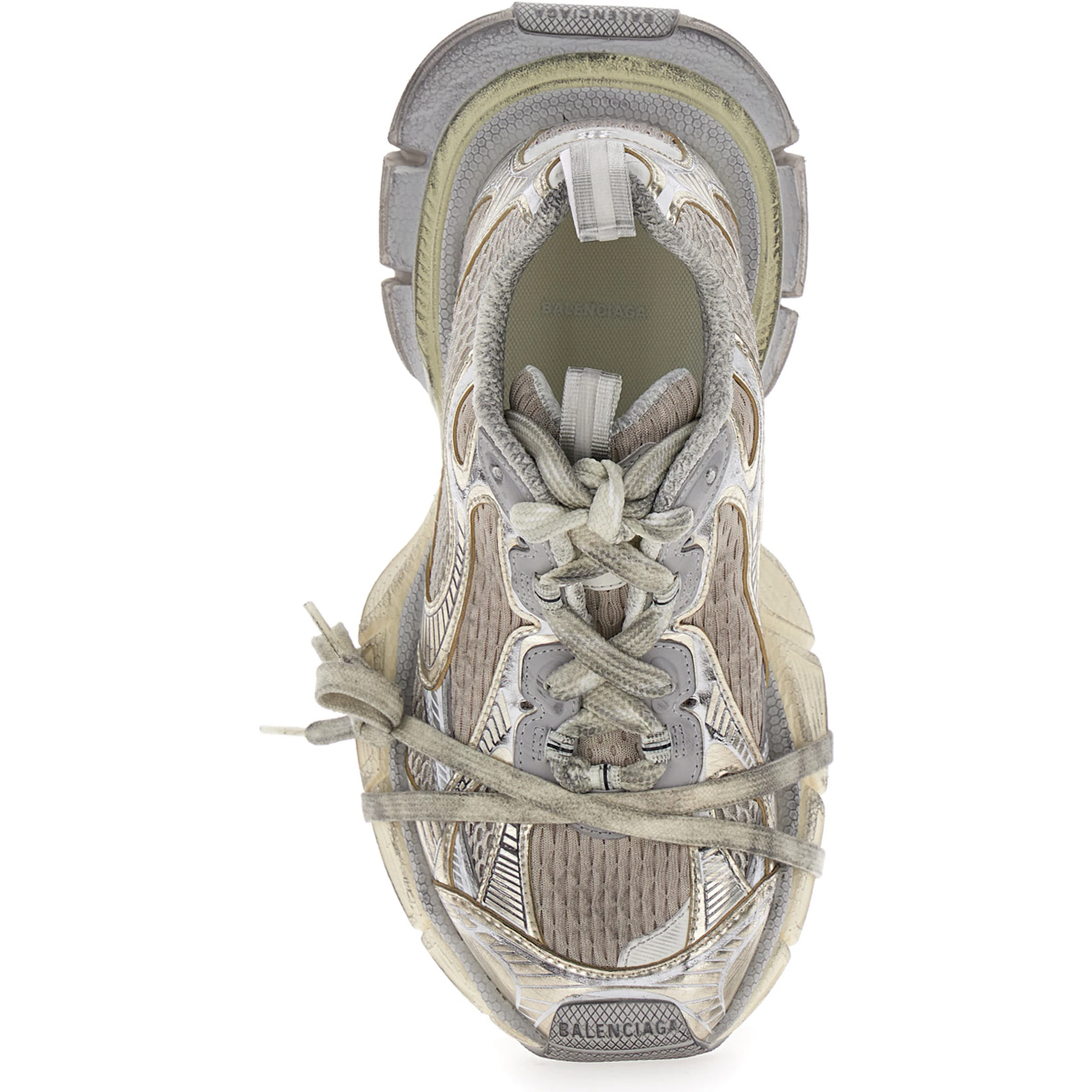 حذاء رياضي نسائي منخفض الرقبة معدني مقاس 3XL بتفاصيل شعار من قماش تقني