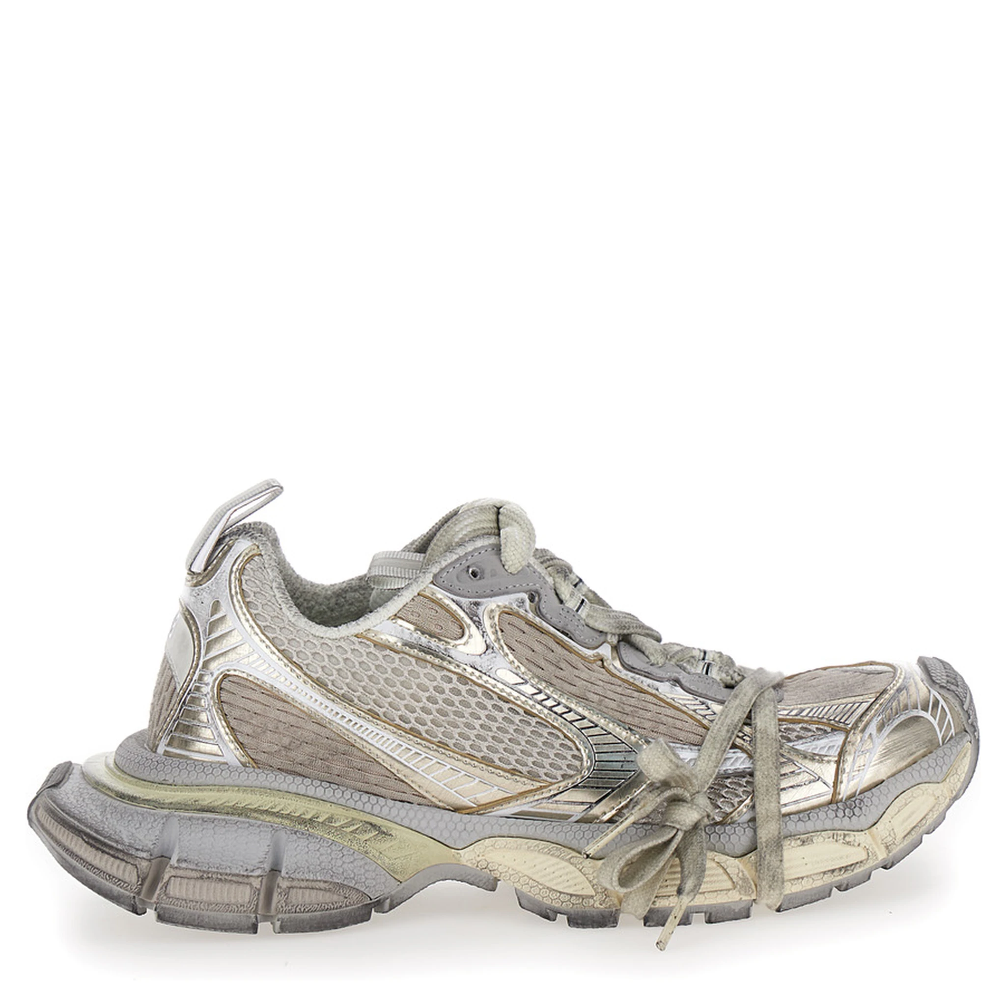 حذاء رياضي نسائي منخفض الرقبة معدني مقاس 3XL بتفاصيل شعار من قماش تقني