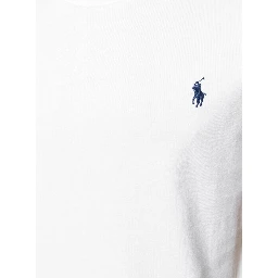 تيشيرت أبيض برقبة دائرية وقصة ضيقة مخصصة، مزين بتطريز شعار الحصان على الجهة الأمامية، مصنوع من القطن الرجالي.